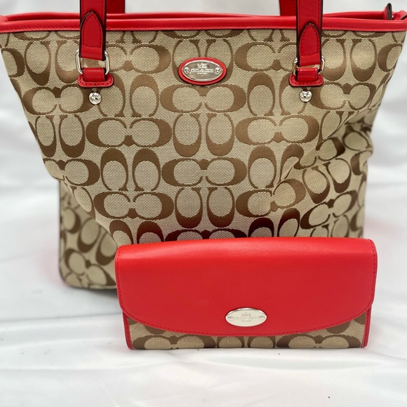 COACH Signature Tote Bag W/ Matching Wallet - Picture 1 of 16